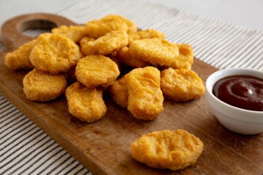 Tahta üzerinde organik kızarmış tavuk nuggetları, yan görüş. Yakın plan..