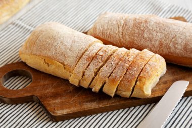 Tahtada ev yapımı Ciabatta Ekmeği, yan manzara..