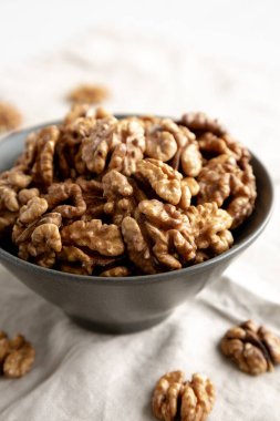 Tabaktaki çiğ ceviz yarımları, yan manzara. Yakın plan..