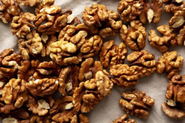 Çiğ Ceviz Buçuğu, en iyi manzara. Düz uzanın, başınızın üstünde. 