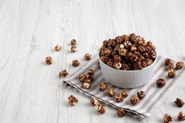 Ev yapımı Çikolata Karamelli Patlamış Mısır Kasede Yemeye Hazır, yan manzara.