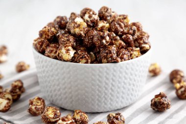 Ev yapımı Çikolata Karamelli Patlamış Mısır Kasede Yemeye Hazır, yan manzara. 