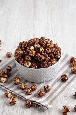 Ev yapımı Çikolata Karamelli Patlamış Mısır Kasede Yemeye Hazır, yan manzara. 