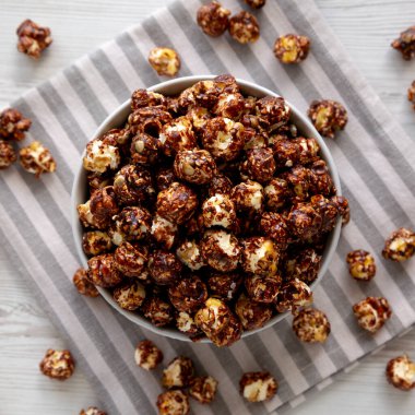 Ev yapımı çikolatalı, karamelli patlamış mısır.. 