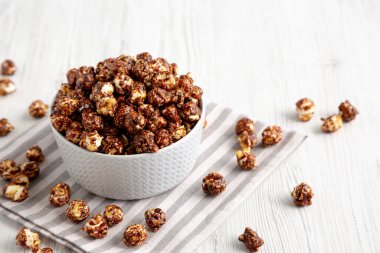 Ev yapımı Çikolata Karamelli Patlamış Mısır Kasede Yemeye Hazır, yan manzara. 