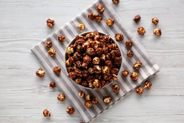 Ev yapımı çikolatalı, karamelli patlamış mısır.. 