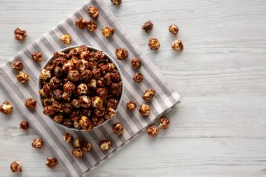 Ev yapımı çikolatalı ve karamelli patlamış mısır. En iyi görüntü. Boşluğu kopyala.