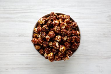 Ev yapımı çikolatalı, karamelli patlamış mısır.. 