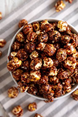 Ev yapımı çikolatalı, karamelli patlamış mısır.. 