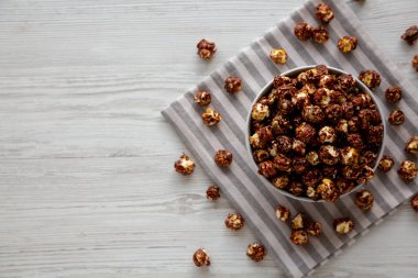 Ev yapımı çikolatalı ve karamelli patlamış mısır. En iyi görüntü. Boşluğu kopyala.