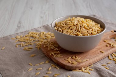 Organik kurutulmuş Orzo Makarnası, yan görüş. Boşluğu kopyala.