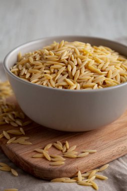 Organik kurutulmuş Orzo Makarnası, yan görüş. Yakın plan..