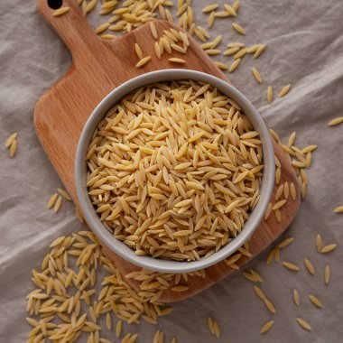 Kurutulmuş organik Orzo Pasta, en iyi manzara. Yakın plan..