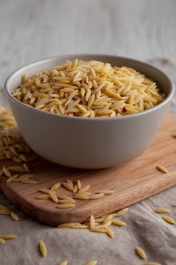 Organik kurutulmuş Orzo Makarnası, yan görüş. Yakın plan..
