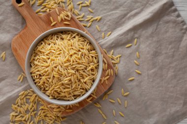 Kurutulmuş organik Orzo Pasta, en iyi manzara. Metin için boşluk.