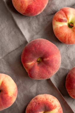 Taze sulu olgun incir şeftalileri, üst manzara. Yukarıdan, yukarıdan..