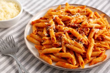 Tabakta peynirli ev yapımı bolonez, yan manzara..