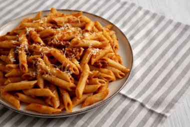 Tabakta peynirli ev yapımı makarna bolonez, yan görüş. Boşluğu kopyala.