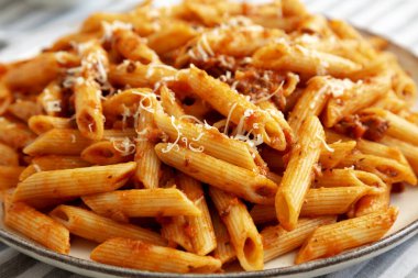 Tabakta peynirli ev yapımı makarna bolonez, yan görüş. Yakın plan..