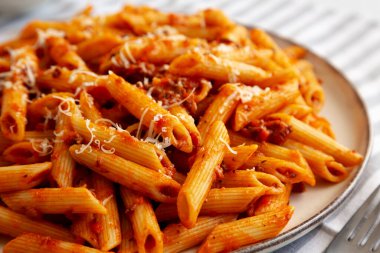 Tabakta peynirli ev yapımı makarna bolonez, yan görüş. Yakın plan..