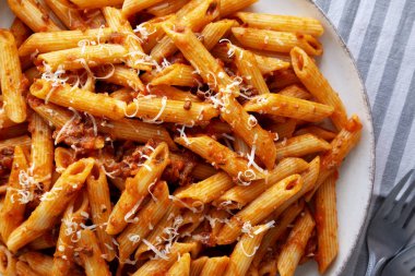 Tabakta Peynirli Ev Yapımı Pasta Bolonez.. 