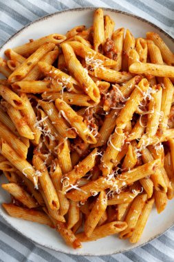 Tabakta Peynirli Ev Yapımı Pasta Bolonez.. 