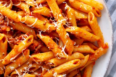 Tabakta Peynirli Ev Yapımı Pasta Bolonez.. 