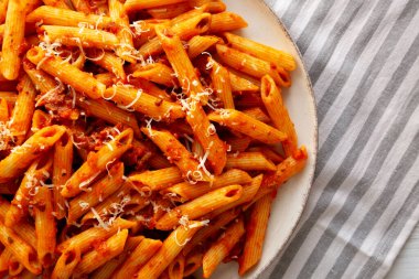 Tabakta Peynirli Ev Yapımı Pasta Bolonez.. 