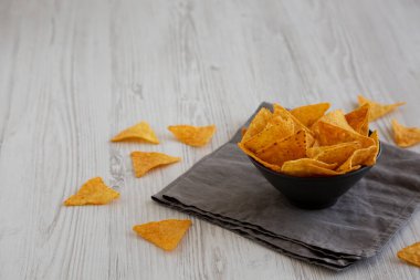 Çıtır Çıtır Nacho BBQ Tortilla cipsleri bir kasede, yan görüş. Boşluğu kopyala.