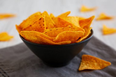 Çıtır Nacho BBQ Tortilla cipsleri bir kasede, düşük açılı görünüm.