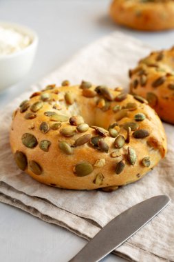 Kahvaltı için ev yapımı kabak tohumu simitleri.