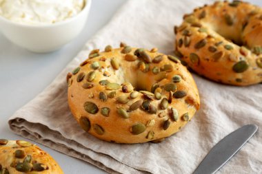 Kahvaltı için ev yapımı kabak tohumu simitleri.