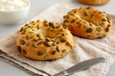 Kahvaltı için ev yapımı kabak tohumu simitleri.