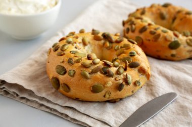 Kahvaltı için ev yapımı kabak tohumu simitleri.