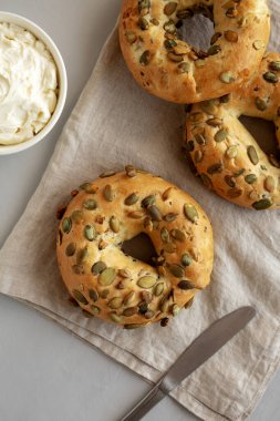Kahvaltı için ev yapımı kabak tohumu simitleri.