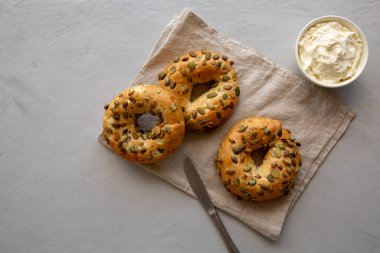 Kahvaltı için ev yapımı kabak tohumu simitleri.