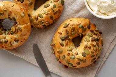 Kahvaltı için ev yapımı kabak tohumu simitleri.
