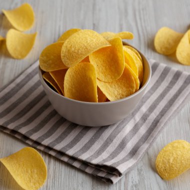 Bir kasede patates cipsi, yan görüş..