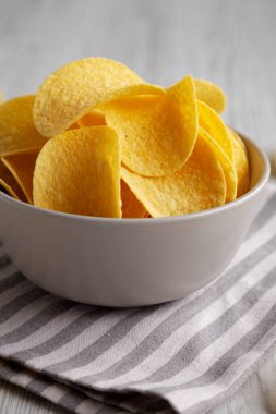 Bir kasede patates cipsi, yan görüş. Yakın plan..