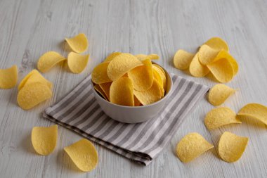 Bir kasede patates cipsi, yan görüş..