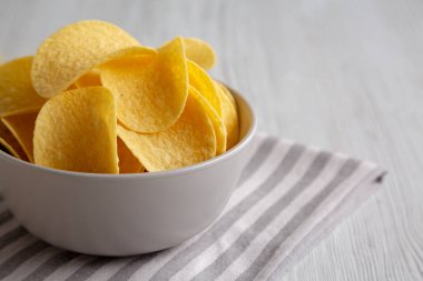 Bir kasede patates cipsi, yan görüş. Boşluğu kopyala.