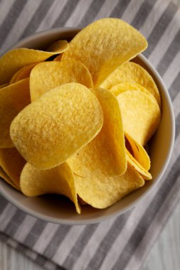 Bir kasede patates cipsi, en iyi manzara. Dümdüz, tepeden, yukarıdan.