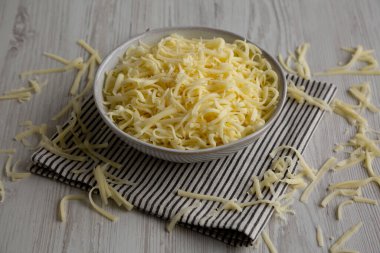 Parçalanmış organik Mozzarella Peyniri Kasede, yan görünüm.