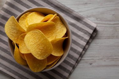 Bir kasede patates cipsi, en iyi manzara. Dümdüz, tepeden, yukarıdan.