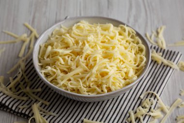 Parçalanmış organik Mozzarella Peyniri Kasede, yan görünüm.