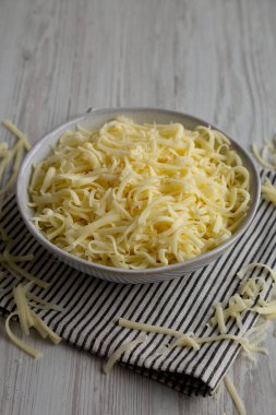 Parçalanmış organik Mozzarella Peyniri Kasede, yan görünüm.