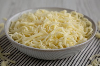 Parçalanmış organik Mozzarella Peyniri, yan görüş. Yakın plan..