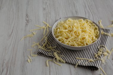 Parçalanmış organik Mozzarella Peyniri, yan görüş. Boşluğu kopyala.