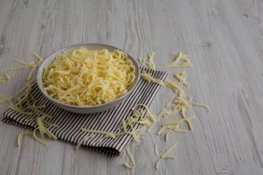 Parçalanmış organik Mozzarella Peyniri, yan görüş. Boşluğu kopyala.