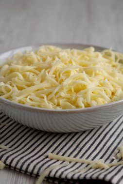 Parçalanmış organik Mozzarella Peyniri, yan görüş. Yakın plan..